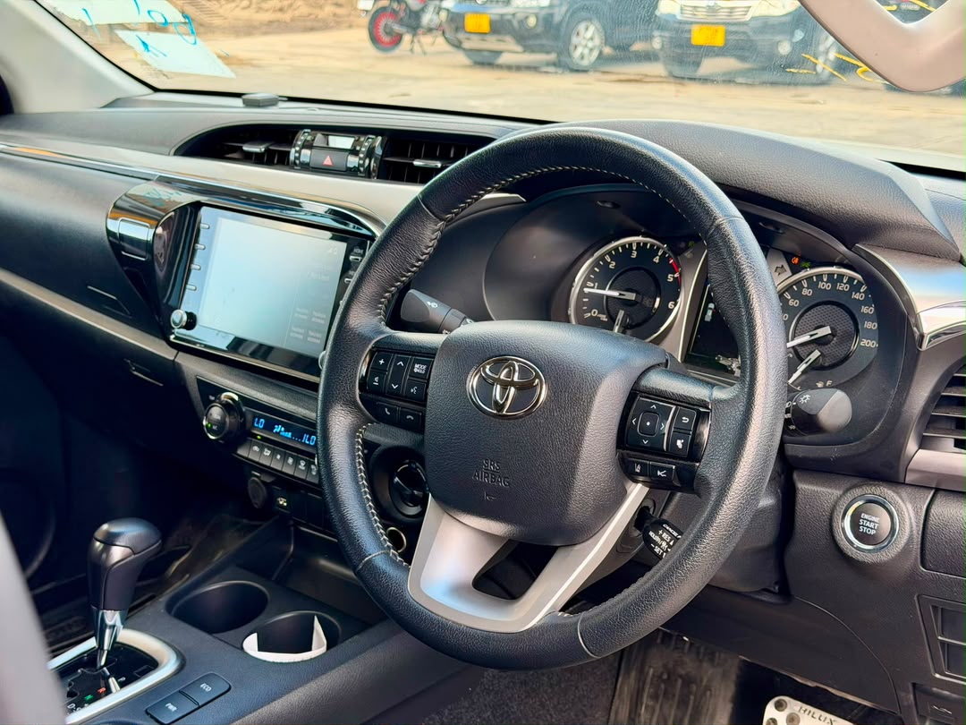HILUX DOUBLE CABIN thumbnail 4
